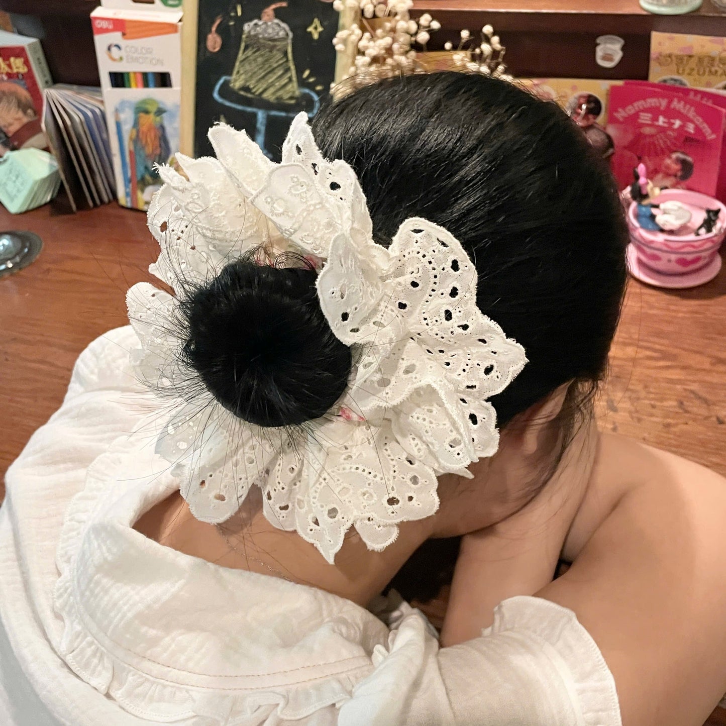 Rouzu broderie scrunchie