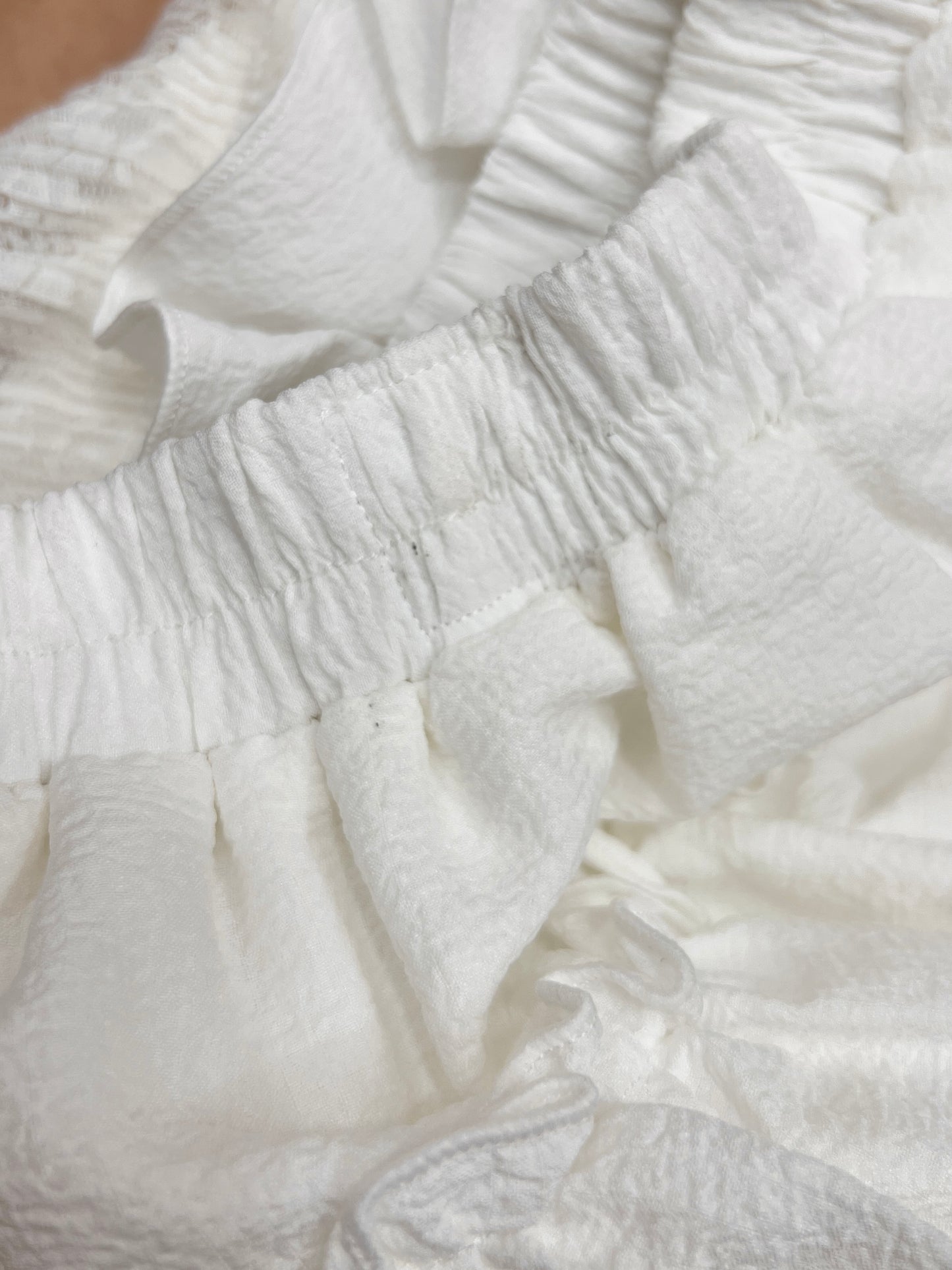 White choco ruffle skirt (small defect)